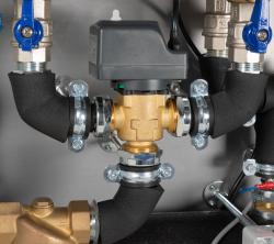 Гидравлический набор для тепловых насосов AMB 900, с погружным нагревателем 9 кВт, переключающим клапаном AZV, сепаратором шлама ADS 181, соединения ВР1 1/4"