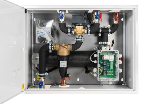 Гидравлический набор для тепловых насосов AMB 900, с погружным нагревателем 9 кВт, переключающим клапаном AZV, сепаратором шлама ADS 181, соединения ВР1 1/4"
